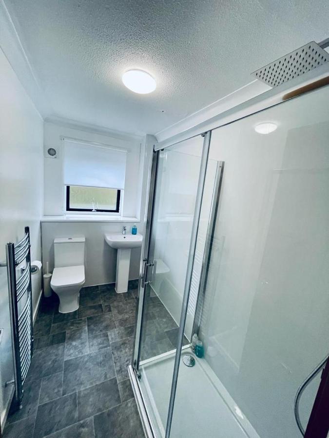 Modern 2 Bedroom Apartment With Free Parking Glasgow Bagian luar foto