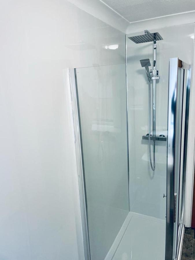 Modern 2 Bedroom Apartment With Free Parking Glasgow Bagian luar foto